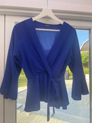 Kungsblå blus  - Blus  från bohoo Färg: kungsblå  Storlek: 38 Djur och rökfritt hem. 