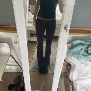 Säljer mina bruna low waist jeans i bra skick, dem är bootcut o säljer pga att dom är lite för korta på mig❤️❤️