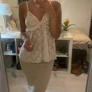 Spets linne - Säljer nu detta söta linne i spets! Jag är en storlek s men tröjan är väldigt stretchiga och skulle passa någon i strl m och även med större byst💕 hör av er om ni har några frågor🫶🏻 prisförslag eller köp direkt för 250kr