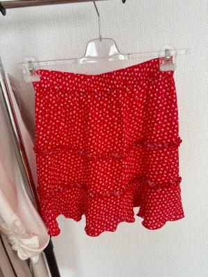 Kjol  - Från MQ  Använd 2/3 gånger Super skön och fin men inte min stil längre 