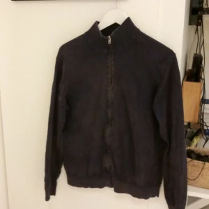 Fill zip mango tröja - Tja, säljer en full zip från mango bra skick förutom att den är solblek