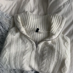 stickad tröja  - stickad tröja med dragkedja vid kragen, kommer ej till användning 