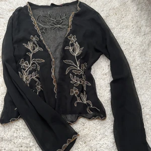 Vintage topp - Från indiska i strl S. Lite trådar sticker ut vid ärmarna men inget märkvärdigt. Allmänt gott skick. 