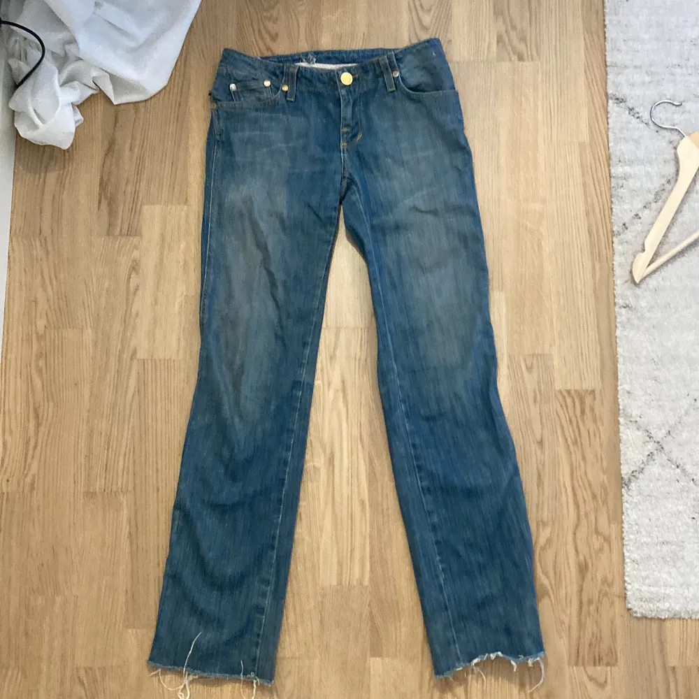 Säljer dessa snygga Lowwaist jeansen från Rock&Republic✨Dom är straightleg, står 28 i dom men skulle säga 25-26. Jeans & Byxor.