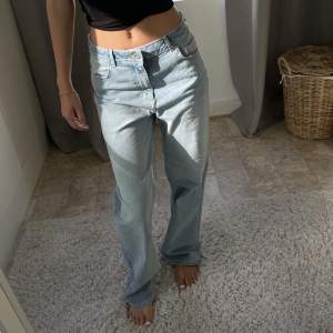 Low waisted, oversized jeans från Pieces. Aldrig använda💙