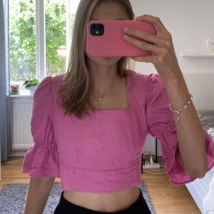 Jättefin rosa topp - En skitsnygg top i linnematerial från NA-KD, strl 32