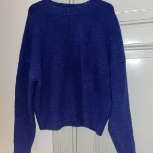 Zara stickad tröja - Stickad klarblå tröja från zara! Har tecken på användning, ex tyget har nopprat sig. Annars bra kvalitet och bra passform!
