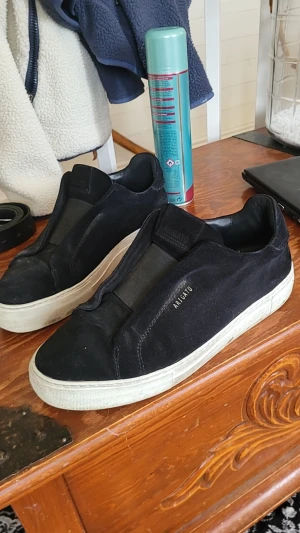 Arigato - Säljer arigato skor då jag inte andvänder de mer, box och kvitto hittar jag inte, pris sänks vid snabb affär, byte är intressant