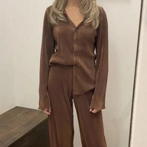Plisserat set  - Ifrån veromoda🐻🤎 Fint skick!! Vid snabb affär kan jag gå ner lite i pris🤍