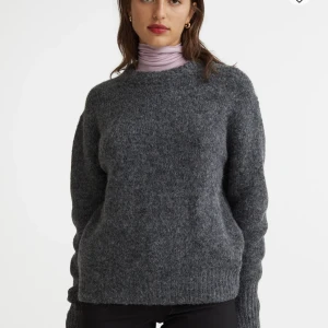 Stickad tröja - Säljer min superfina gråa stickade tröja från hm🧡 Den är använd ett par gånger men i fint skick. Vill du ha fler bilder så är det bara att höra av sig!