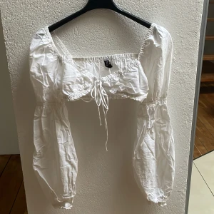 Vit topp - Har använts 2 gånger. Är i mycket bra skick!! Är i storlek 32/XS. Skriv för funderingar☺️