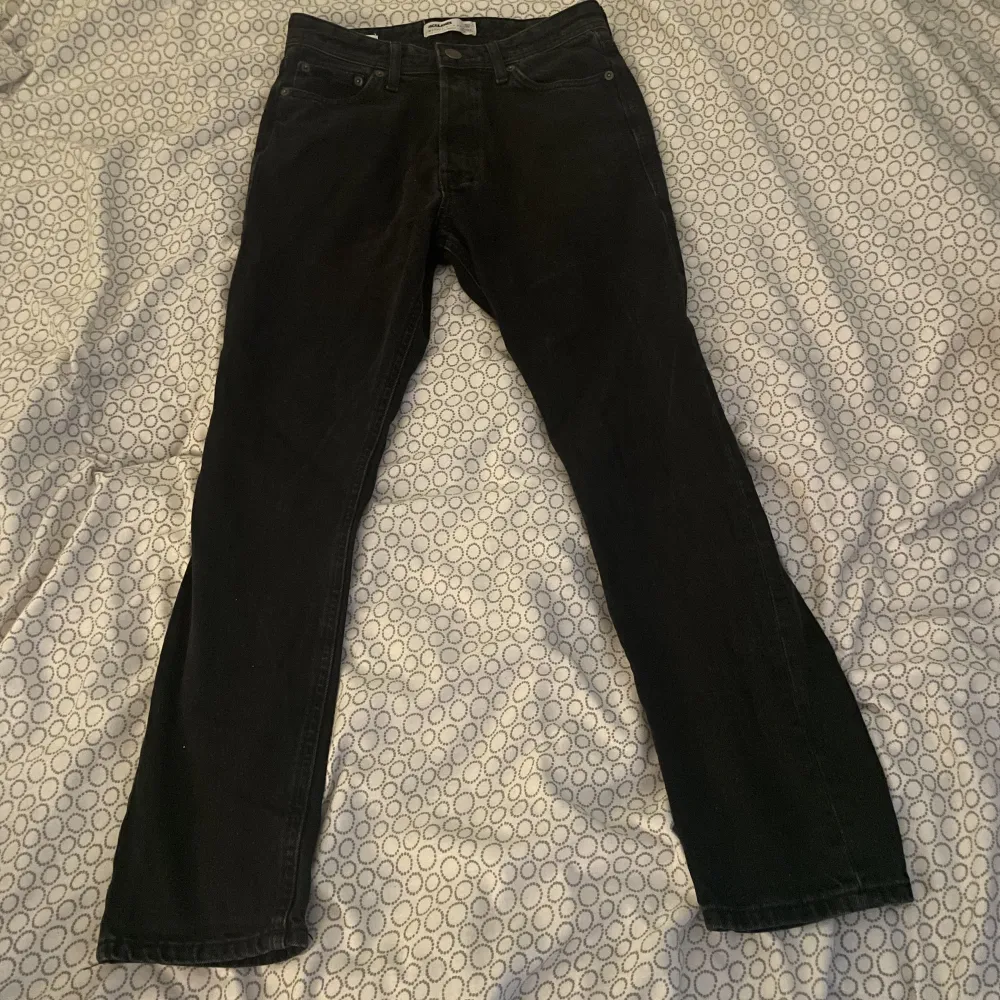 Loose jeans ifrån Jack&jones köpt för 650 kr. Skick 9,5/10 prövat dem en gång men den var för små.. Jeans & Byxor.