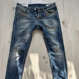 Tjena! Säljer ett par trendiga dondup jeans i strl 32. Dom har skräddar sytts hos en professionell skräddare mellan benen. :)