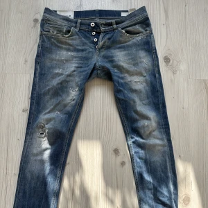 Dondup jeans - Tjena! Säljer ett par trendiga dondup jeans i strl 32. Dom har skräddar sytts hos en professionell skräddare mellan benen. :)