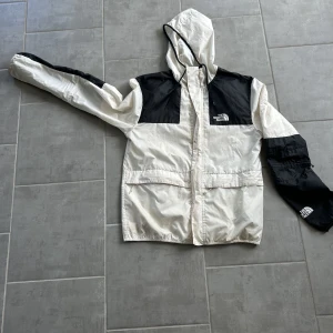 The north Face jacka - The north Face jacka i hyfsat bra pris. Storlek M. Nypris ligger på 1200. Säljer den för 450