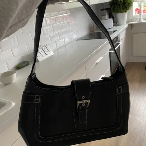 Handväska  - Helt okej skick, betalning sker via swish och köparen står för frakt 