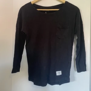 Tröja med 3/4 ärm - Använd men i gott skick. Har en ficka på bröstet. Hör gärna av dig vid frågor eller för fler bilder. Köpare står för frakt.