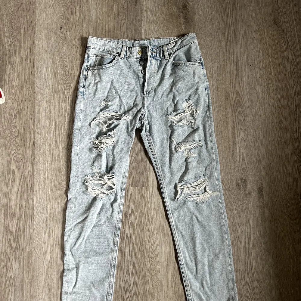Supersnygga håliga jeans i Boyfriend modell! Endast använda 1 gång 🩷 GRATIS frakt via köp nu, i 14 dagar . Jeans & Byxor.
