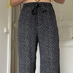 Blommiga byxor - Använda ca 2 gånger, nypris 690kr