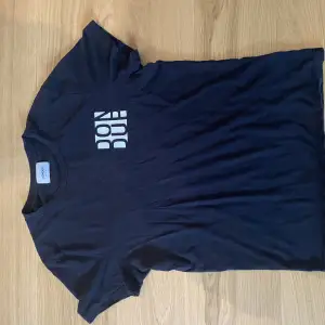 En snygg Dondup t-shirt med tryck på bröstet och ryggen. 
