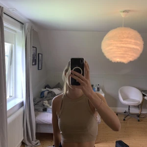 Topp zara - Topp ifrån zara, knappt använt, lite tråd har släppt på ett ställe men inget som syns.