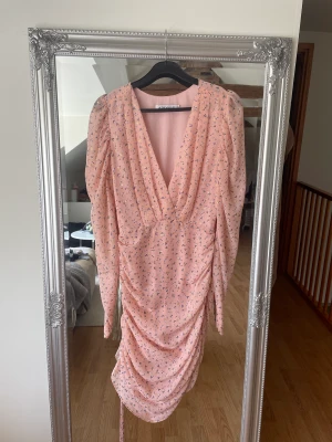 Adoore klänning - Klänning från Adoore, strl 36. Knappt använd, sömmen har släppt lite på ena sidan, inget som syns på.