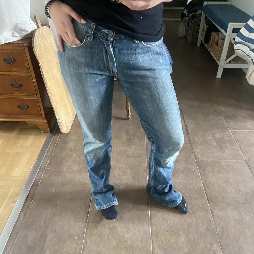 säljer mina älskade acne jeans, de är lågmidjade och raka i benen! sparsamt använda och i bra skick. De är storlek 30/32 men passar mig som har 36 i jeans!. Jeans & Byxor.