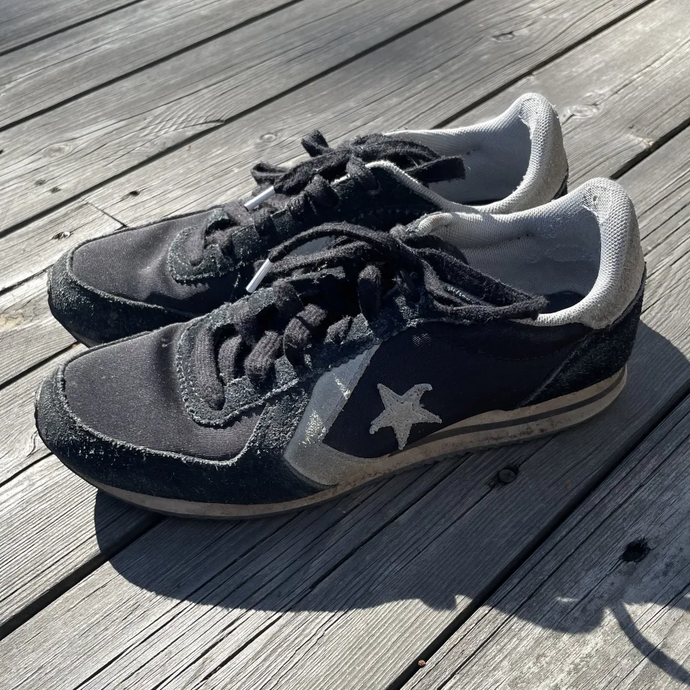 Ett par supersnygga Converse skor. De är i storlek 37,5 och i bra skick🌟. Skor.