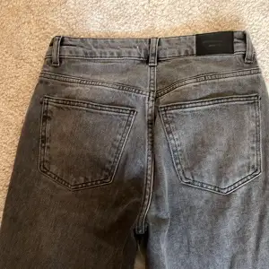 Säljer mina jättefina midwaist flare jeans från Gina 💕Bra skick 💓Lite långa på mig som är ca 160 💗