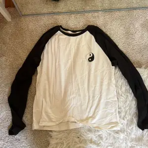 Långärmad tröja från kappahls barnavdelning 💗bra skick 💕passar någon med storlek xs/s 💓