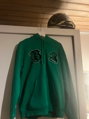 Grön hoodie - En jätte fin och varm oversized hoodie från hm, det är herr men skulle verkligen säga att den är unisex (slutsålt vad jag ser) säljer då färgen inte passar mig, köpt för 300kr