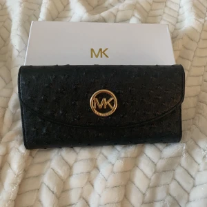 Michael kors plånbok - Hej! Säljer denna fina plånbok ifrån michael kors. Fick i julklapp för några år sedan, endast använd fåtal gånger då den är för stor i min smak. Nypriset låg då på 1499kr för några år sedan.