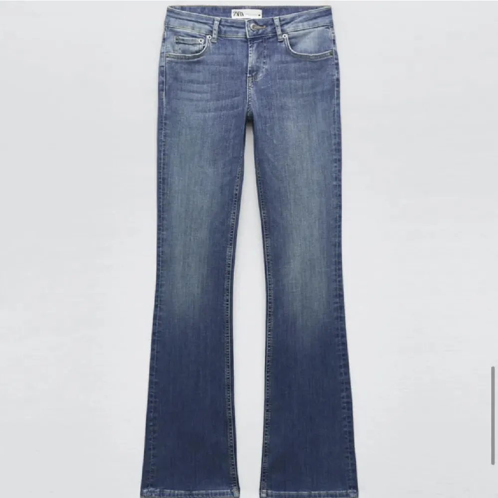Zara jeans, storlek 40 men är stretchiga så passar även 38. Fint skick. Använda 1 gång. Säljer vidare då jag har för mycket jeans. . Jeans & Byxor.