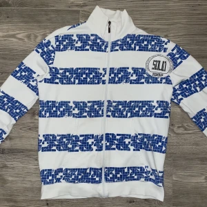 cool y2k zip - Snygg och unik zip up som sitter väldigt bra! Mycket fint skick och fräsch! Storlek L men satt väldigt bra lite oversized på mig som är M/175cm. För fler bilder och bilder på skicka PM!