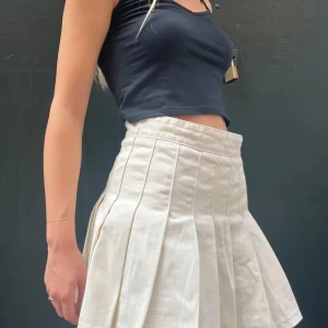 Kjol Brandy Melville  - Så fin tenniskjol från brandy Melville! In princip oanvänd, säljer då jag inte använder den! One size men passar mig som har S! 🤍🤍🤍