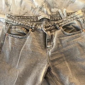 Gråa jeans - Gråa midwaist straight jeans frpn stradivarius. Jätte bra skick och fina men kommer tyvärr inte till användning. Det står 42 på lappen men de är mer som en 40