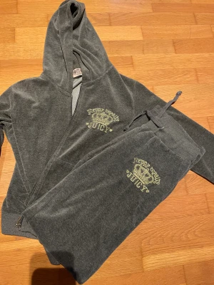 Juicy Couture sett - Säljer ett grått Juicy Couture sett i jätte fint skick! Strl M, Pris:400 kr, kan skickas eller mötas upp i Kungsbacka eller Göteborg💕
