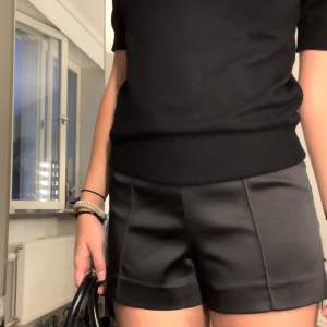Svarta satin shorts från Zara, aldrig använda med prislapp kvar. Perfekta nu till hösten❤️