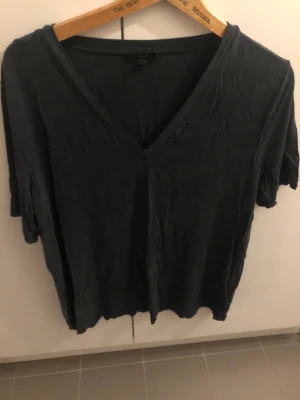 Cos T-shirt  - Mörkgrå cos t-shirt. Fint fall, lite tyngre än vanlig bomull. 