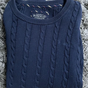 Stilren Bondelid tröja.  - Stilren kabelstickad Bondelid tröja.  Återupplagd för att erbjuda fri frakt. 