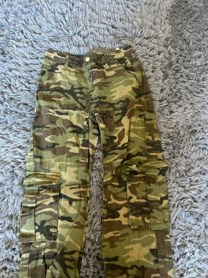 Camo cargo byxor - Jättefina camo byxor köpte de secondhand men den är originellt från SHEIN