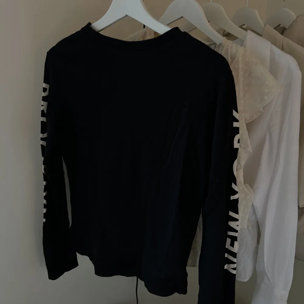 Jättefin svart långärmad tröja från h&m i strl XS. Tröjor & Koftor.