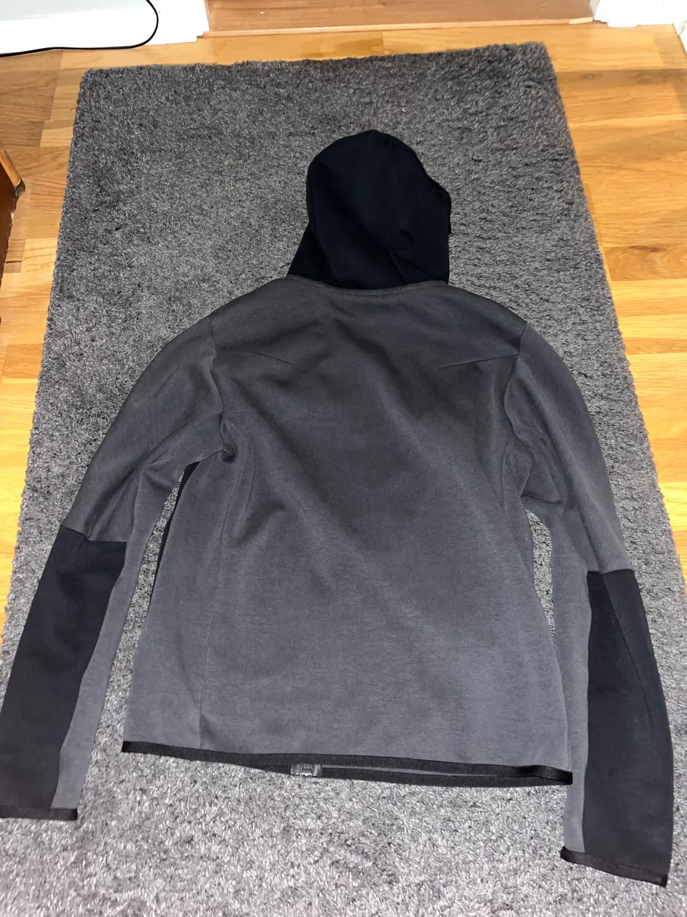 Säljer min fina Nike tech som är som nyskick. Nypris 1200kr mitt pris 400kr. Hoodies.