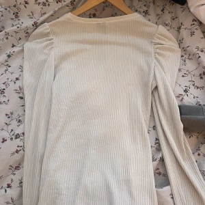 Tröja - Tröja från veromoda, med ”puff” axlar❤️