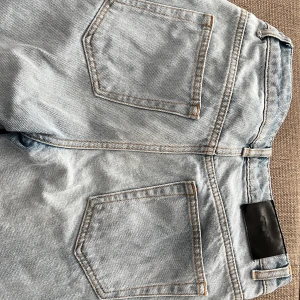 Grunt ljusa jeans - Helt oanvända jeans tonårjeans. Ljus tvätt 
