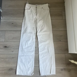 Vita jeans - Säljer dessa fina jeansen från Zara då dom inte kommer till någon användning. Dom är raka/wide och högmidjade. Två styckna bälteshällor har gått sönder men inget som stör och är nog enkelt att laga. 
