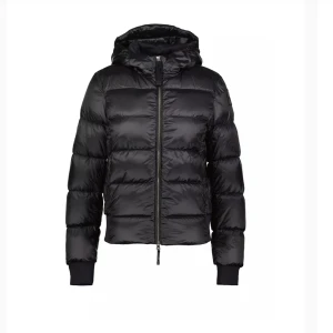 para jumper jacka - storlek s i fin skick kille/tjej kom privat för fler bilder pris kan diskuteras vid snabb affär!! nypris 6000