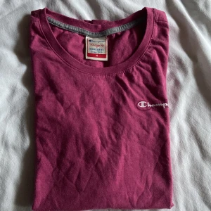 Rosa Champion t shirt - Säljer en champion t shirt❤️ storlek 36.