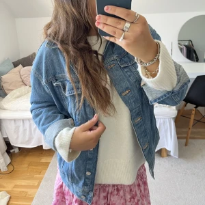 jeansjacka  - Dundersnygg jeansjacka, använd inte längre och i jättebra skick 