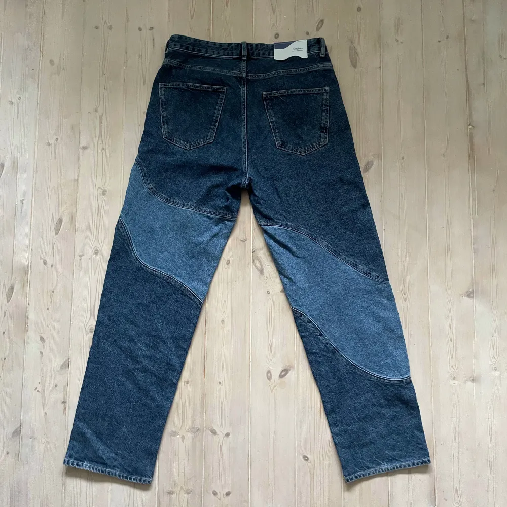 Limiterade jeans från Bershka köpta i Milano. . Jeans & Byxor.